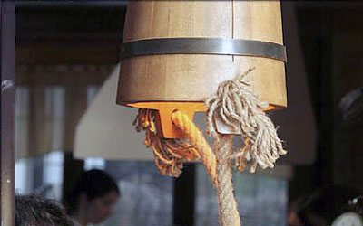 Wiadro drewniane jako lampa w restauracji pierogarnia 1